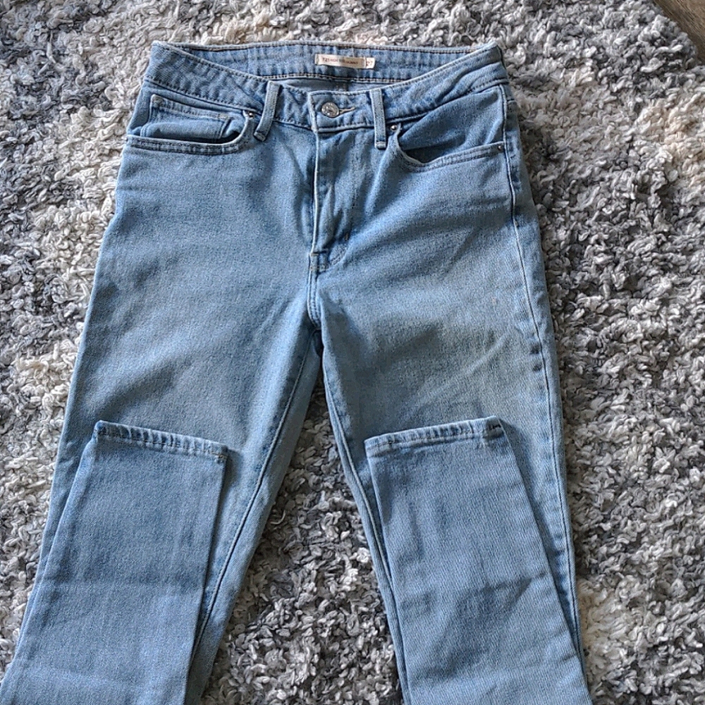 Light Blue Levi's Jeans || Women's Size 27